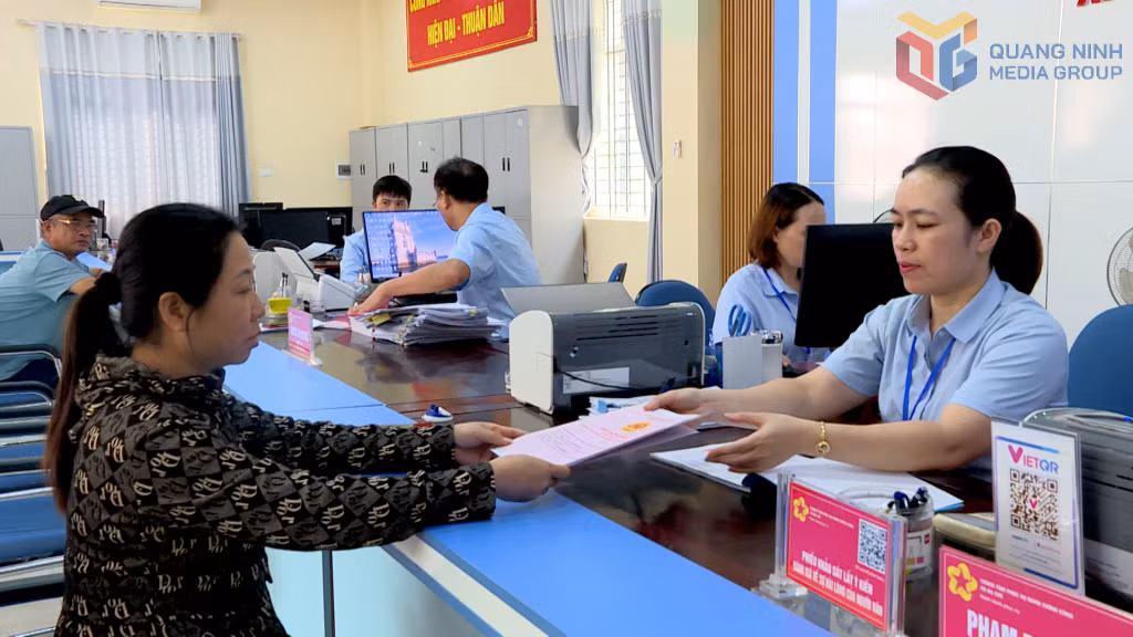 Người dân giải quyết thủ tục nhanh chóng, thuận tiện tại Trung tâm Phục vụ hành chính công xã Ba Chẽ.