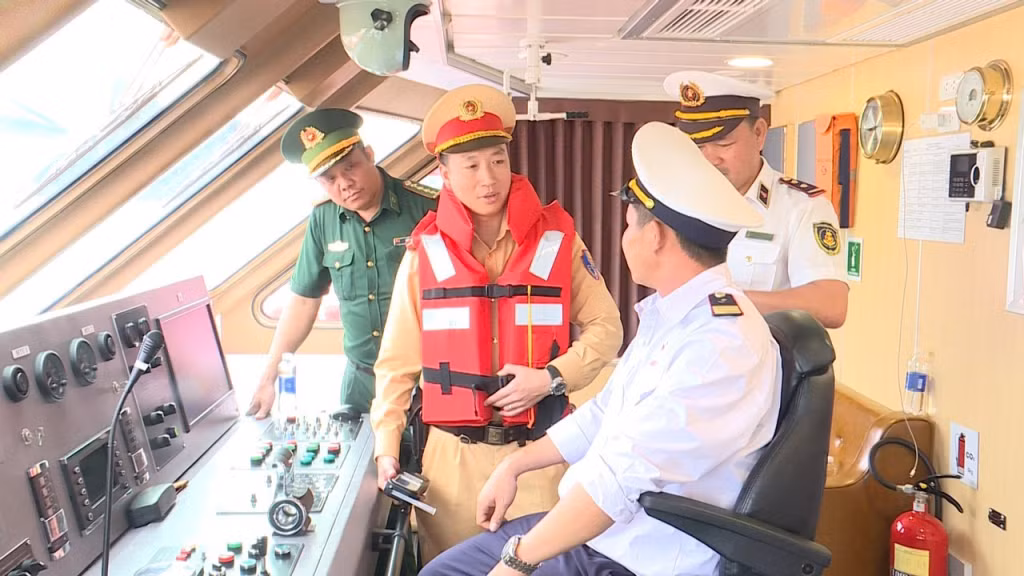 Công an huyện Vân Đồn kiểm tra nồng độ cồn lái tàu vận chuyển hành khách ra các đảo.