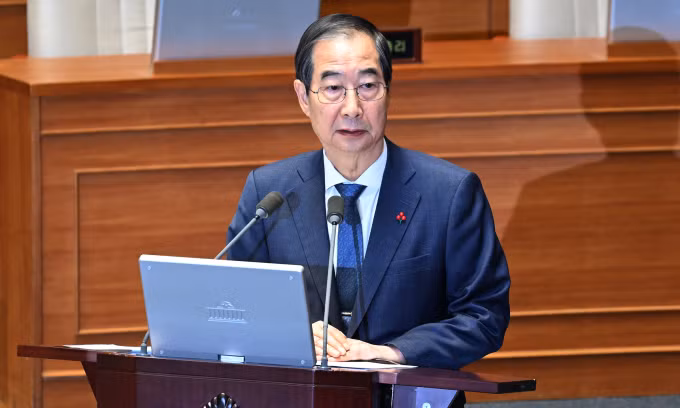 Ông Han Duck-soo phát biểu tại quốc hội Hàn Quốc hôm 11/12. Ảnh: AFP