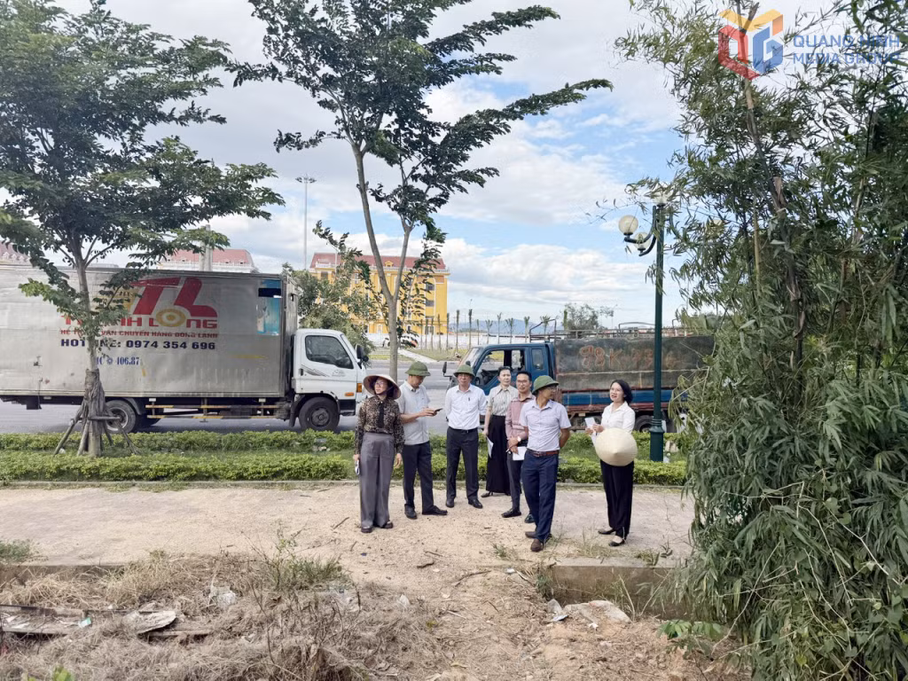 Lãnh đạo phường Quảng Yên khảo sát các điểm có nguy cơ mất an toàn theo ý kiến của cử tri.