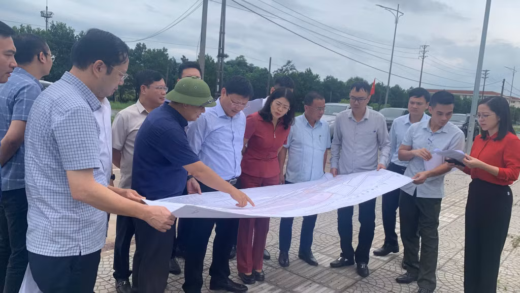 Thường trực HĐND tỉnh cùng Ban Kinh tế - Ngân sách khảo sát thực tế tại các dự án công trình trên địa bàn tỉnh. Ảnh: Trung tâm Cung ứng dịch vụ phường Móng Cái 1.