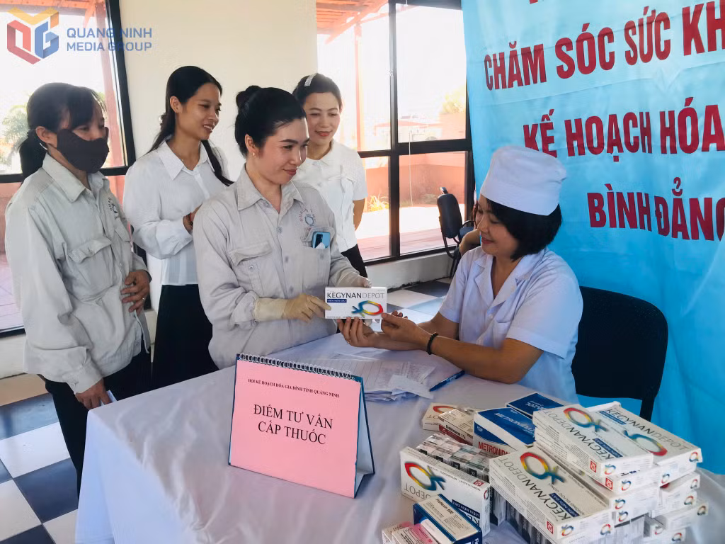 Hội KHHGĐ tỉnh tuyên truyền về SKSS, cấp phát thuốc cho công nhân tại Công ty TNHH Gốm sứ Quang Vinh.