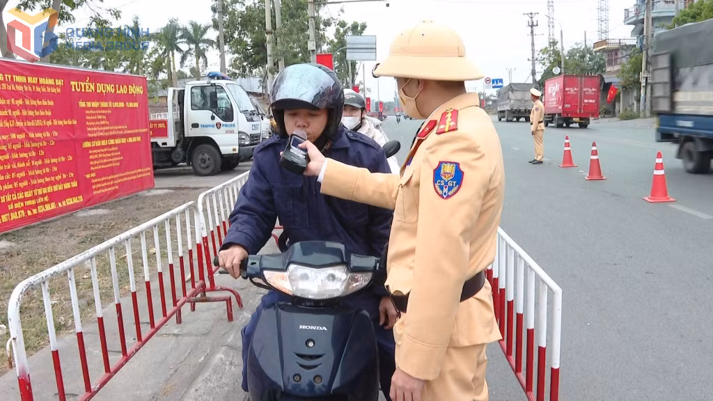 Lực lượng CSGT kiểm tra nồng độ cồn đối với người điều khiển xe mô tô trên địa bàn tỉnh.