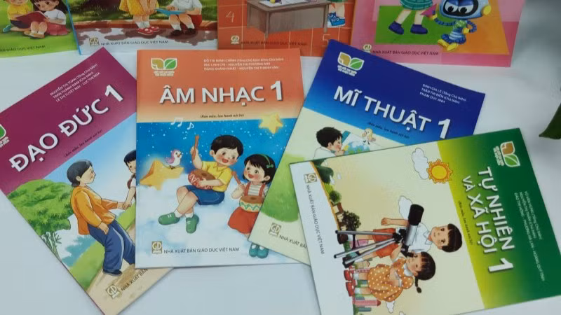 Một số cuốn trong bộ sách giáo khoa "Kết nối tri thức với cuộc sống" của Nhà xuất bản Giáo dục Việt Nam.