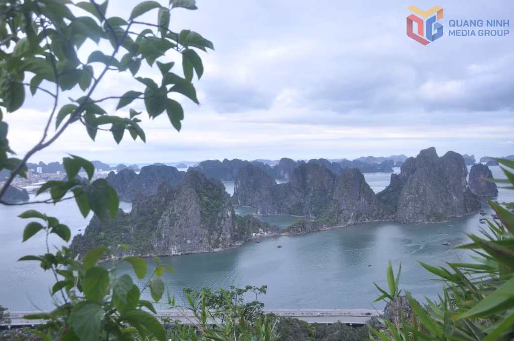 Vịnh Hạ Long nhìn từ khu vực ven bờ.