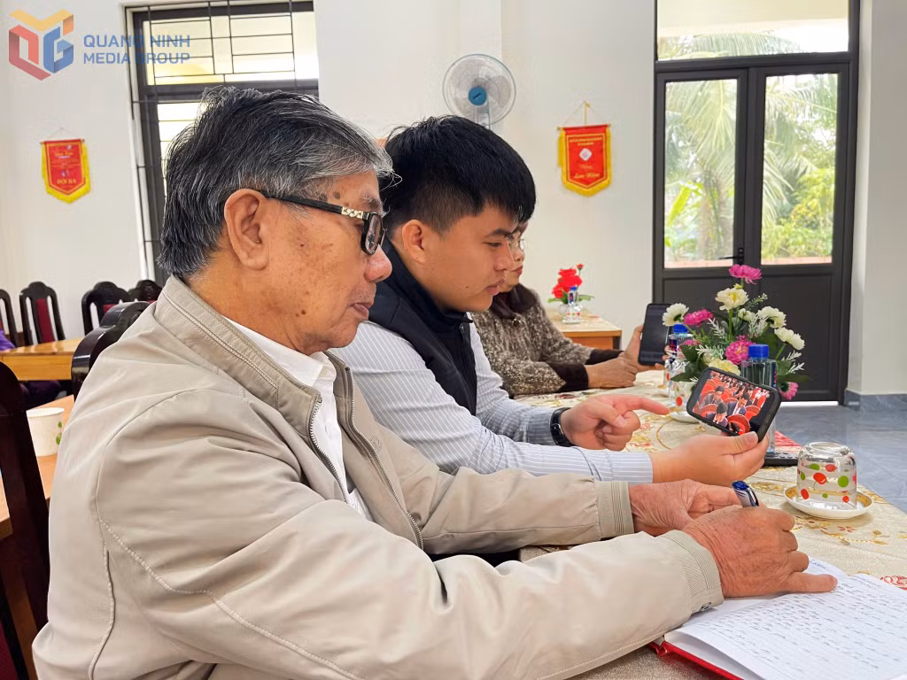 Người dân chăm chú, quan tâm theo dõi nội dung Kỳ họp thứ 34 HĐND tỉnh khóa XIV qua điện thoại thông minh.