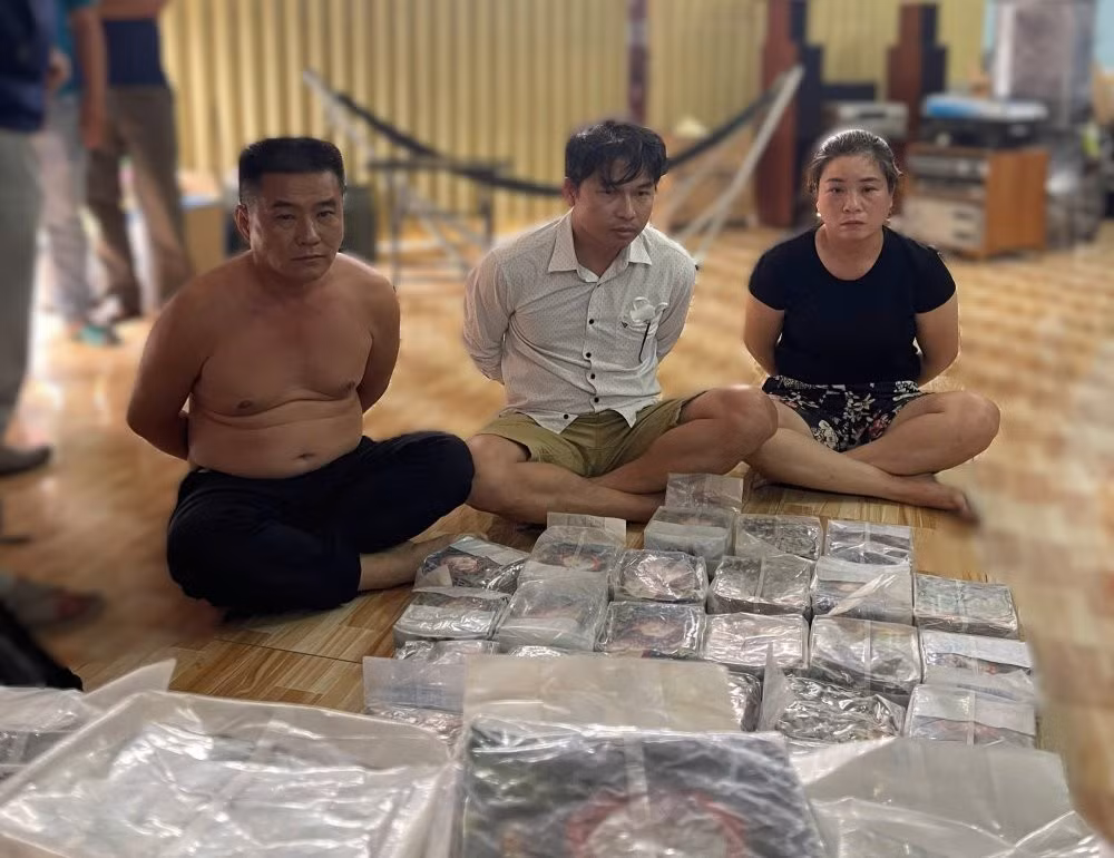 Các đối tượng bị bắt giữ cùng tang vật. Ảnh: Công an