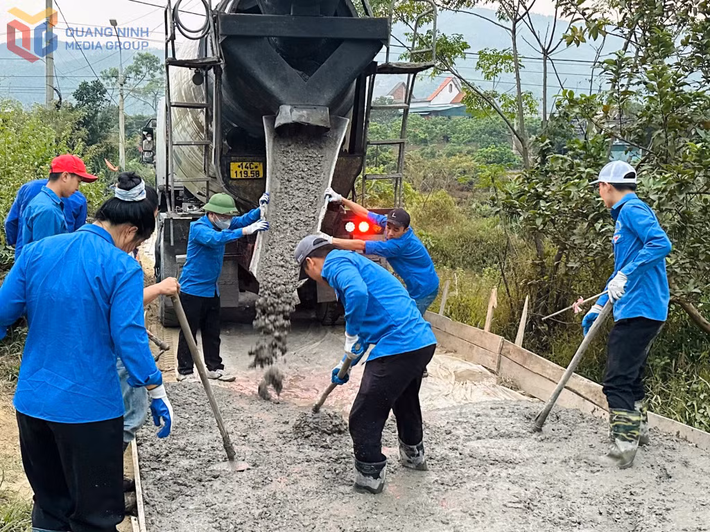 ĐVTN phường Yên Tử tham gia xây dựng tuyến đường dân sinh trên địa bàn.