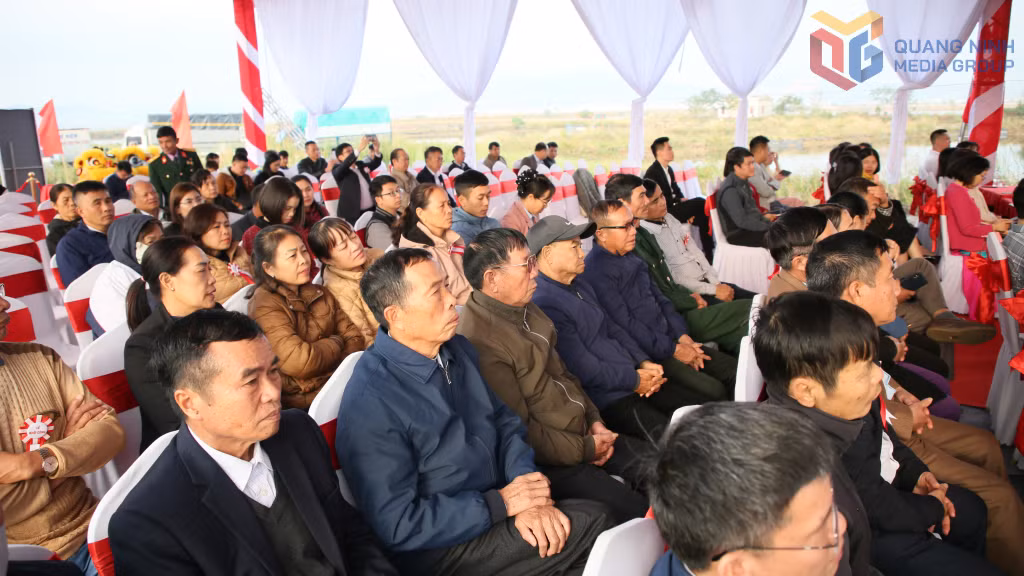 Đông đảo nhân dân các phường Hoành Bồ, Cao Xanh, tới dự buổi lễ.