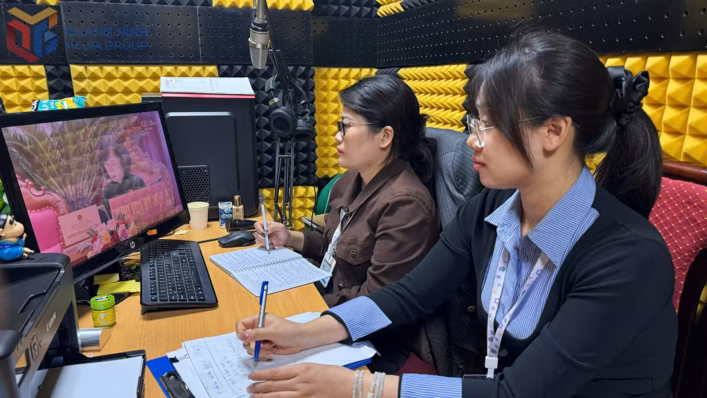 Nhân viên Văn phòng Công ty CP Than Vàng Danh quan tâm, theo dõi diễn biến Kỳ họp thứ 34 HĐND tỉnh khóa XIV.