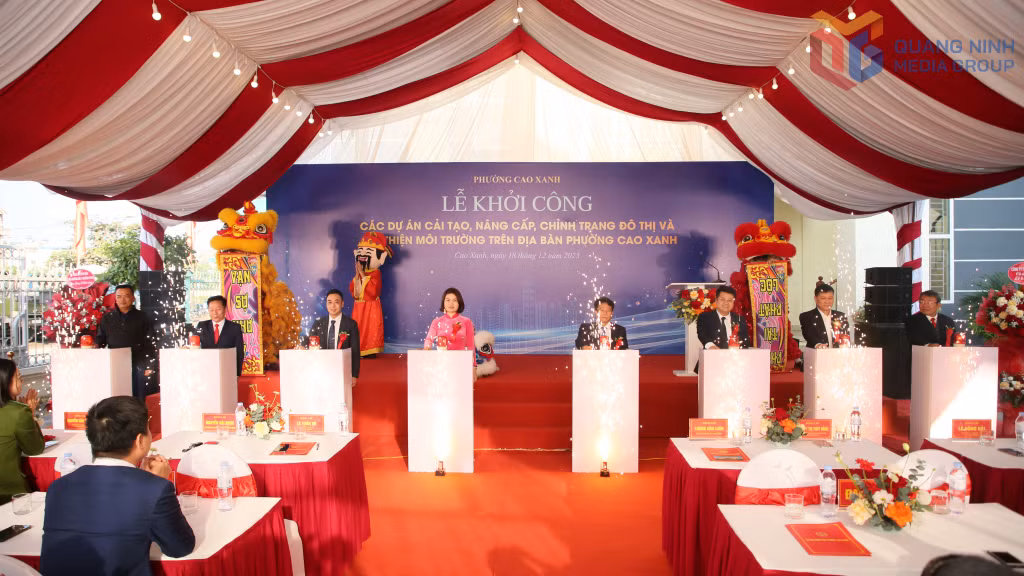 Các vị đại biểu thực hiện nghi thức nhấn nút phát lệnh khởi công các dự án.