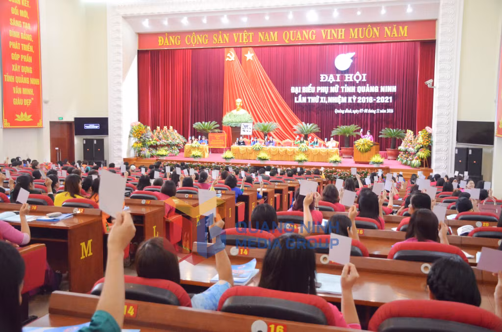 2016-11_Đại hội Đại biểu phụ nữ tỉnh lần thứ XI, nhiệm kỳ 2016-2021 - Đại biểu tham dự Đại hội biểu quyết thông qua Nghị quyết Đại hội.