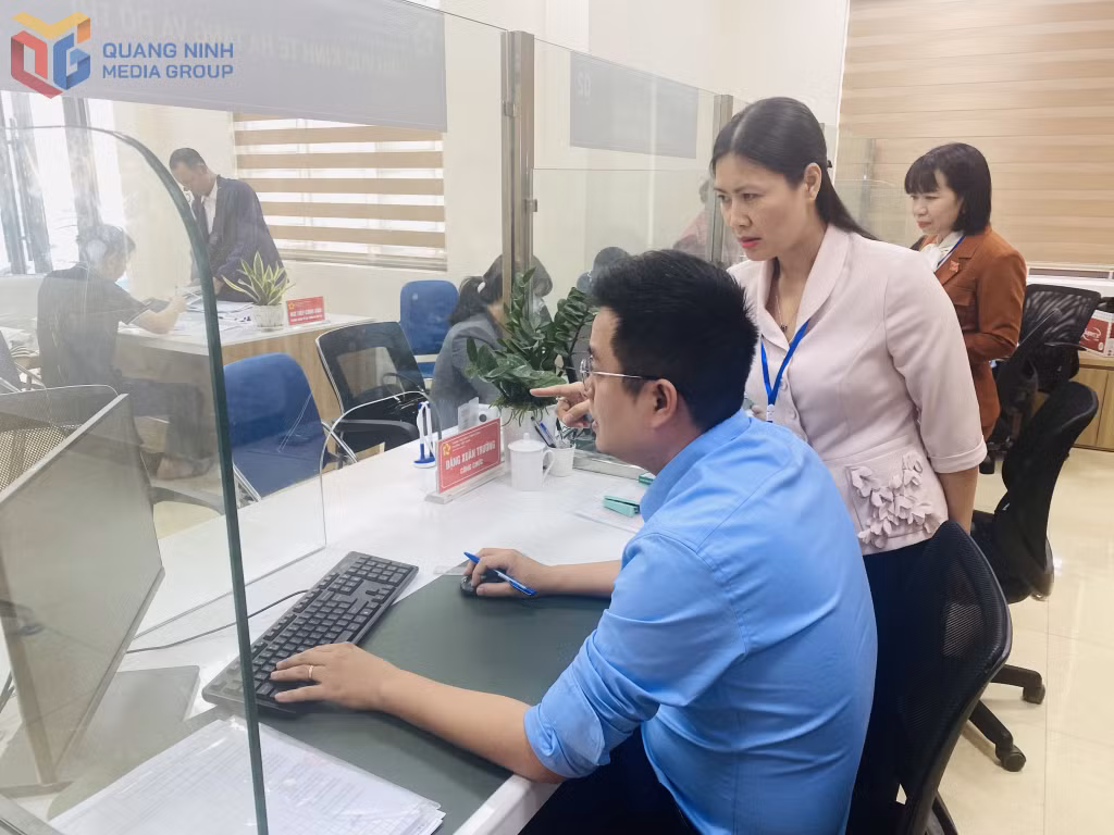 Đoàn giám sát của HĐND phường Việt Hưng giám sát tại Trung tâm Phục vụ Hành chính công phường.