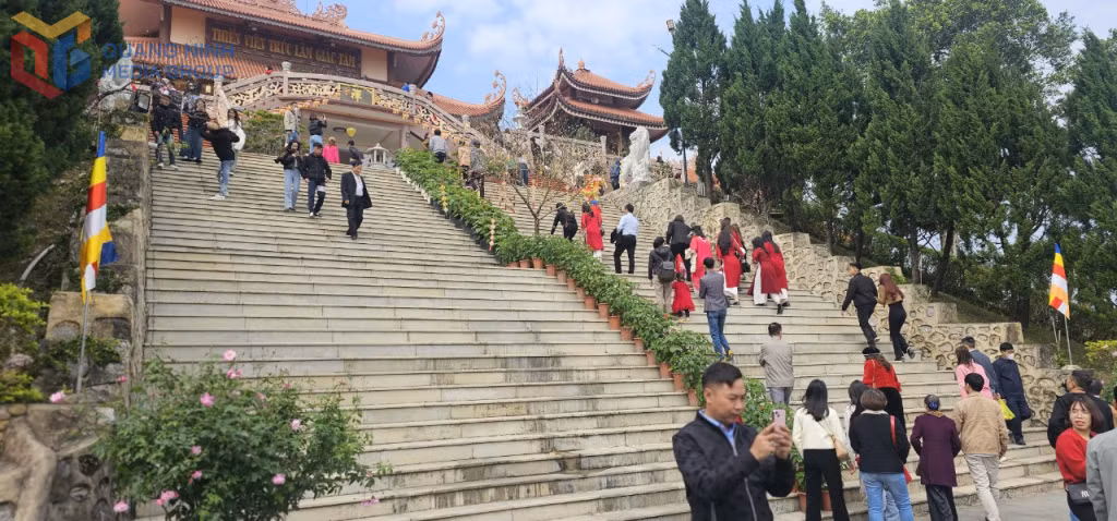 Du khách tham quan chùa Cái Bầu.