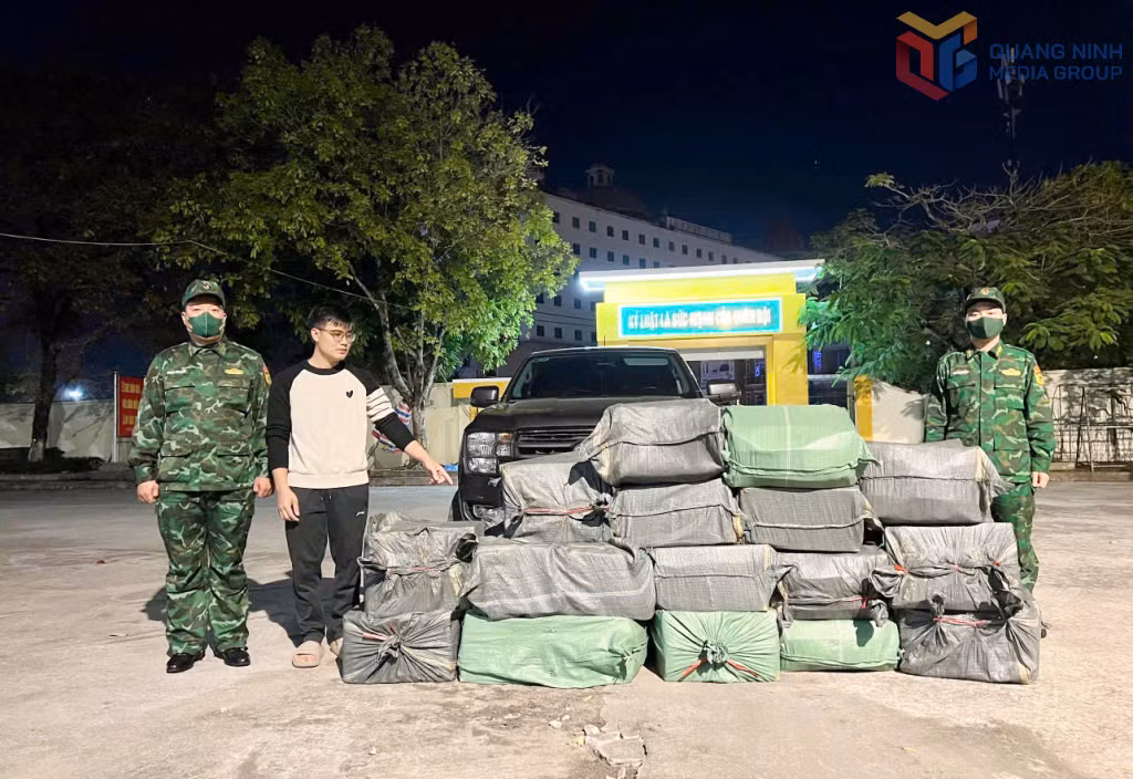 Đối tượng Phạm Huy Hoàng cùng tang vật bị bắt giữ ngày 25/12/2025. Ảnh: Đơn vị cung cấp
