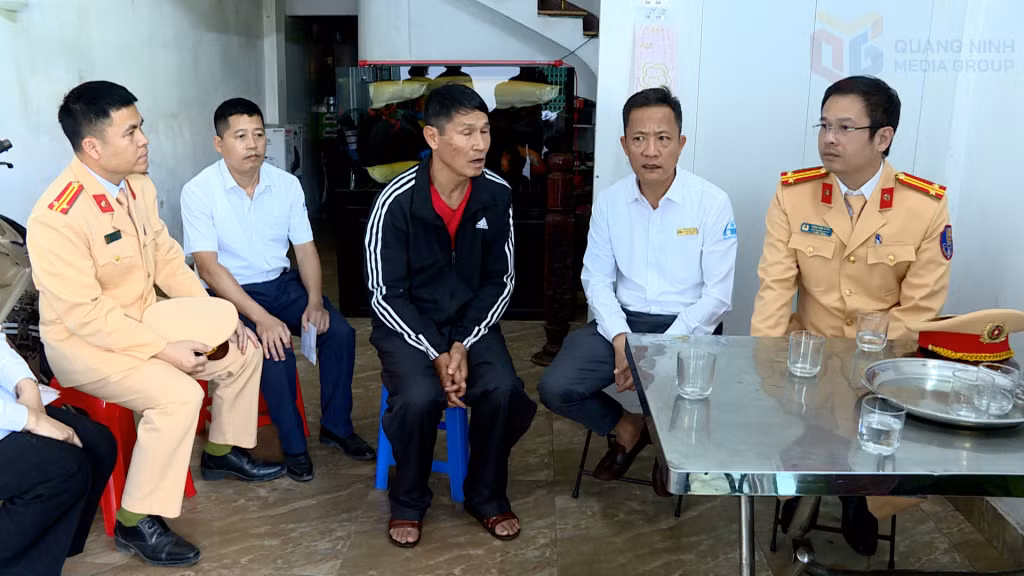 Đoàn công tác Ban ATGT tỉnh tới thăm, động viên gia đình em H.G.B sinh năm 2008 tại tổ dân số 5, khu Hà Lầm 4, phường Hà Lầm.