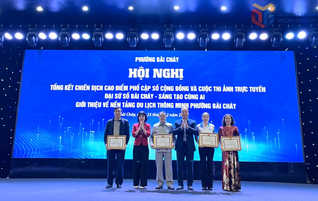 Phường Bãi Cháy khen thưởng các tập thể có thành tích xuất sắc trong triển khai Chiến dịch cao điểm phổ cập số cộng đồng.
