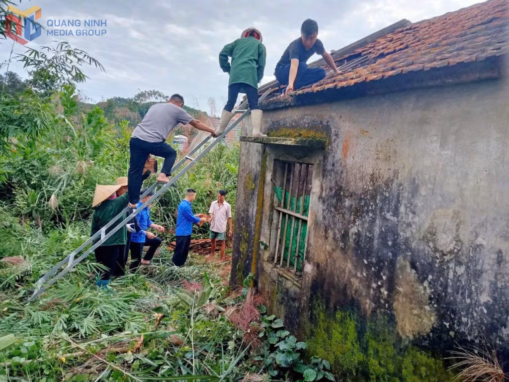 Các đoàn thể xã Đường Hoa hỗ trợ hộ cận nghèo trên địa bàn tháo dỡ nhà để xây mới theo chương trình hỗ trợ xây dựng, sửa chữa nhà ở cho hộ nghèo, hộ cận nghèo, hộ có hoàn cảnh khó khăn năm 2025