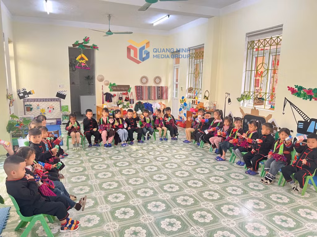 Trẻ em Trường Mầm non xã Quảng Đức uống sữa tại lớp học