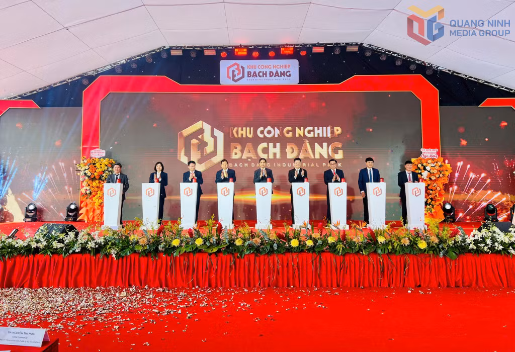 Các đại biểu bấm nút chính thức khởi công dự án.