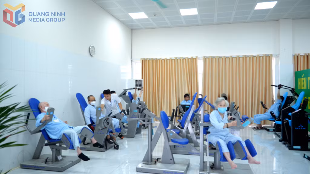 Tập luyện, phục hồi chức năng cho bệnh nhân cao tuổi tại Bệnh viện Lão khoa - Phục hồi chức năng tỉnh Quảng Ninh.