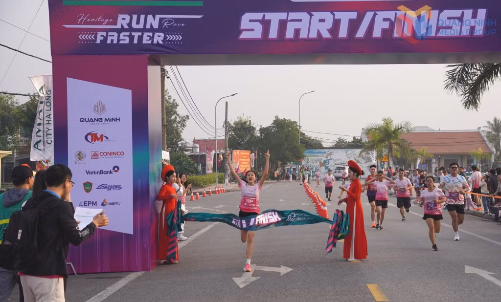 VĐV không chuyên 12 tuổi về đích đầu tiên ở nội dung 5km nữ.