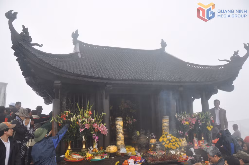 Chùa Đồng trên đỉnh Yên Tử cao 1068m là đích đến với những khách hành hương về chốn thiền của Phật.
