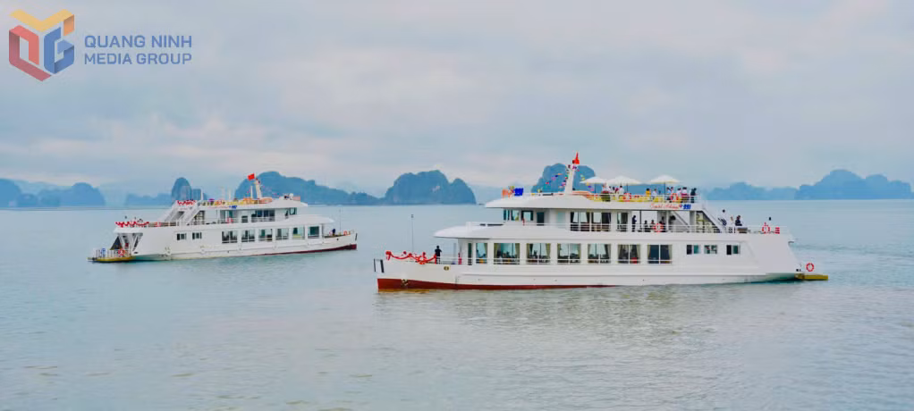 2 tàu du lịch cao cấp đầu tiên đi vào hoạt động phục vụ du lịch trên Vịnh Bái Tử Long từ tháng 5/2025. Ảnh: Hoàng Quỳnh