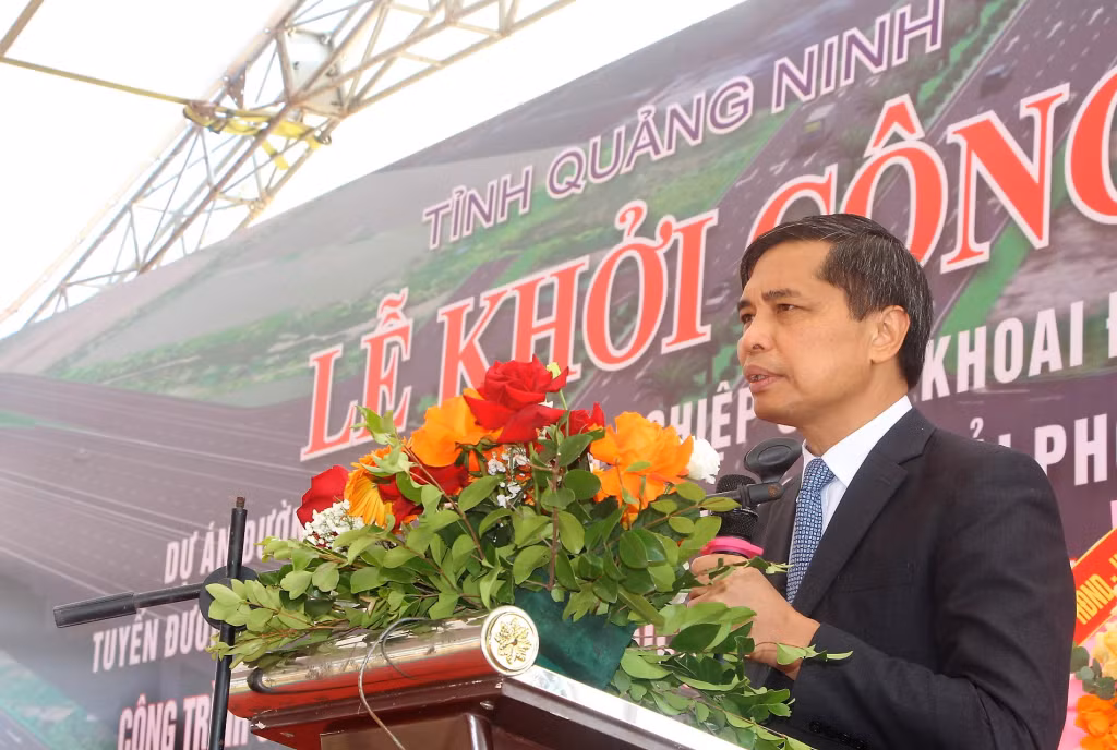Đồng chí Vũ Văn Diện, Ủy viên Ban Thường vụ Tỉnh ủy, Phó Chủ tịch Thường trực UBND tỉnh phát biểu tại Lễ khởi công.