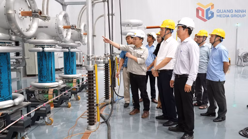 Lãnh đạo Sở KH&amp;CN tham quan, làm việc tại Công ty Thiết bị điện Cẩm Phả. Ảnh: Sở KH&amp;CN.
