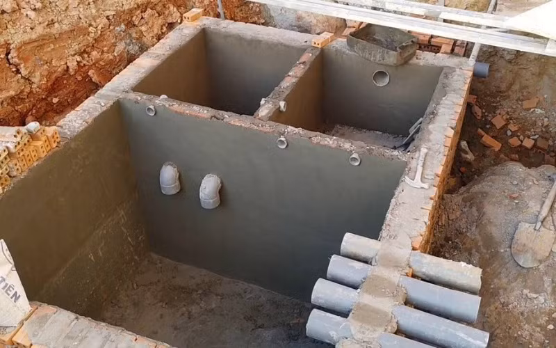 Bể tự hoại bê tông thường xuất hiện vết nứt sau vài năm sử dụng, gây ô nhiễm mạch nước ngầm