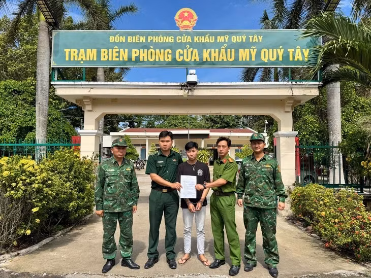 Long được Đồn biên phòng cửa khẩu Mỹ Quý Tây bàn giao cho Phòng Cảnh sát hình sự Công an TP.HCM tiếp tục thụ lý, điều tra vụ án - Ảnh: Biên phòng Mỹ Quý Tây