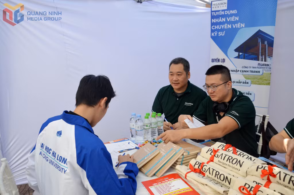 Sinh viên Trường Đại học Hạ Long tìm hiểu các vị trí việc làm tại doanh nghiệp tham gia Diễn đàn.