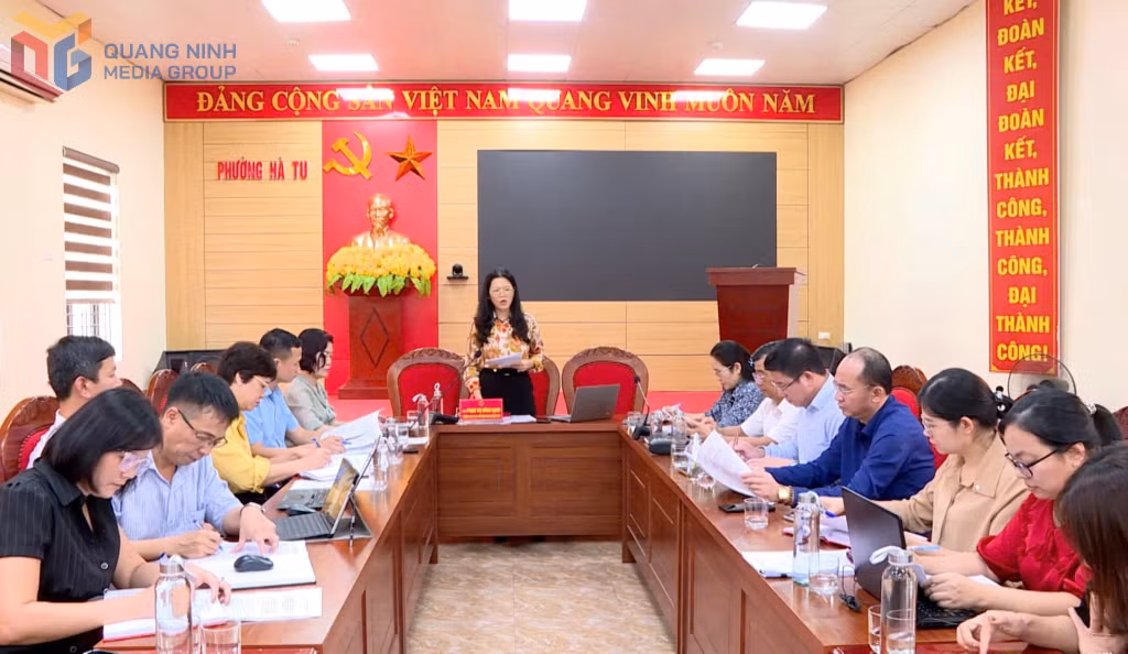 Ban Pháp chế HĐND tỉnh giám sát nội dung Cải cách hành chính và Chuyển đổi số tại phường Hà Tu (ảnh Đinh Hằng).
