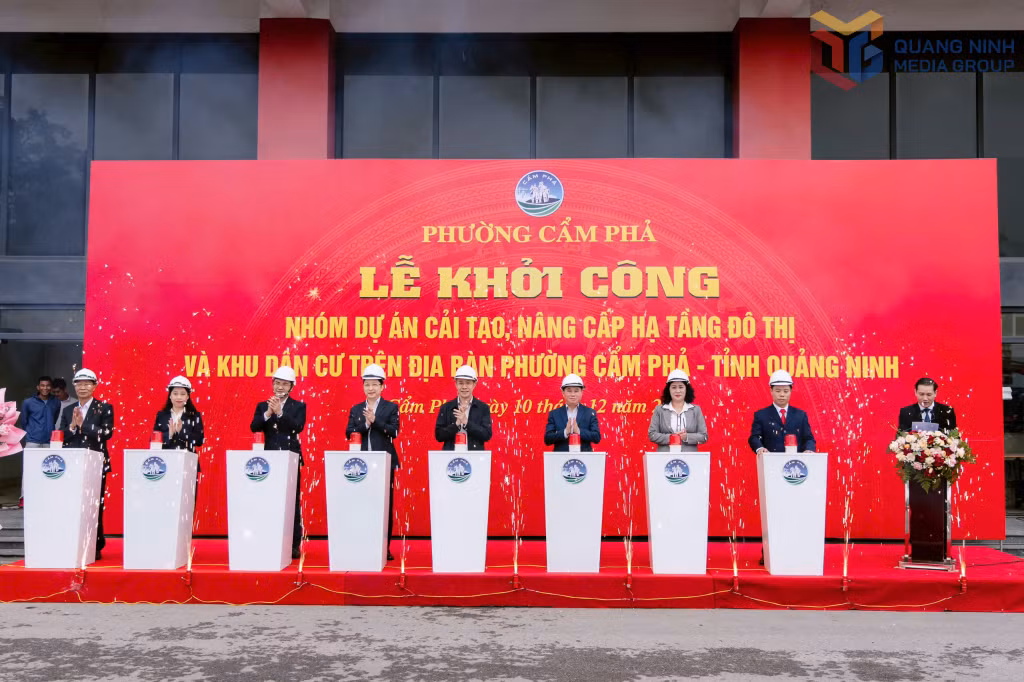 Các đại biểu thực hiện nghi thức khởi công 7 dự án cải tạo, nâng cấp hạ tầng đô thị