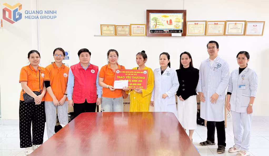 40,8 triệu đồng được đại diện Câu lạc bộ Thiện nguyện Huyền Tâm Quảng Ninh trao cho gia đình bệnh nhân Lê Đức Bình và sự động viên thăm hỏi của lãnh đạo Hội Chữ thập đỏ tỉnh và Bệnh viện Lão khoa - Phục hồi chức năng tỉnh.