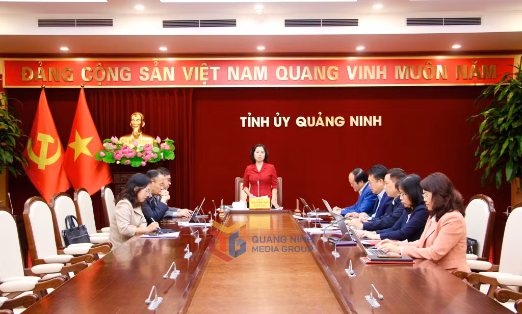 Đồng chí Trịnh Thị Minh Thanh, Phó Bí thư Thường trực Tỉnh ủy, Chủ tịch HĐND tỉnh, Bí thư Đảng ủy các cơ quan Đảng tỉnh, phát biểu kết luận.