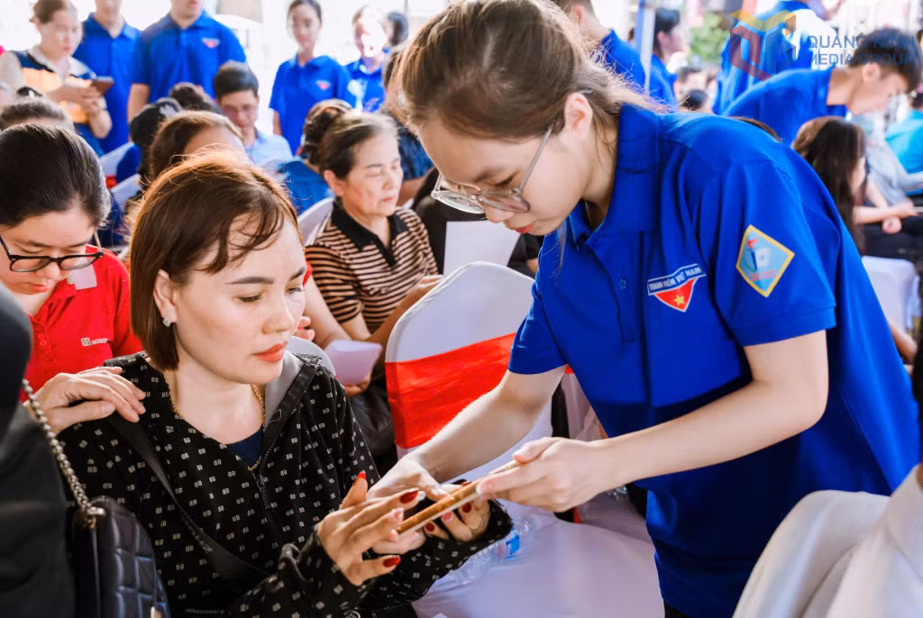 Đoàn viên thanh niên phường Phong Cốc hướng dẫn người dân cài đặt và sử dụng ứng dụng thuế điện tử (eTax Moblie) trên điện thoại di động.