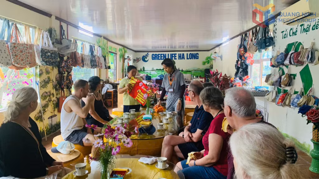 Du khách đến thăm và trải nghiệm tại HTX Green Life Hạ Long (phường Việt Hưng).