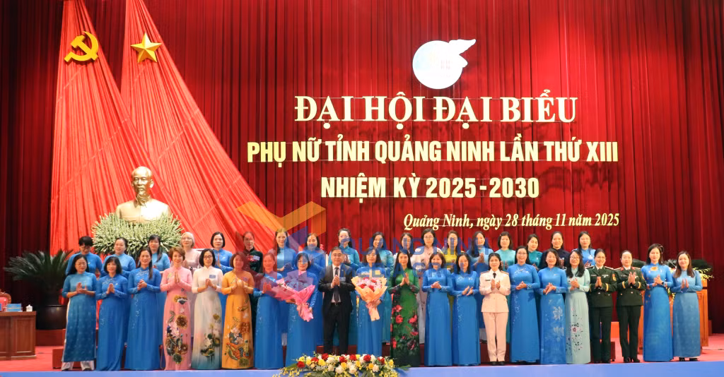 2025-11_Đại hội Đại biểu phụ nữ tỉnh lần thứ XIII, nhiệm kỳ 2025-2030 - Các đồng chí lãnh đạo Trung ương, lãnh đạo tỉnh tặng hoa chúc mừng Ban Chấp hành Hội LHPN tỉnh Quảng Ninh khóa XIII. Ảnh: Trúc Linh