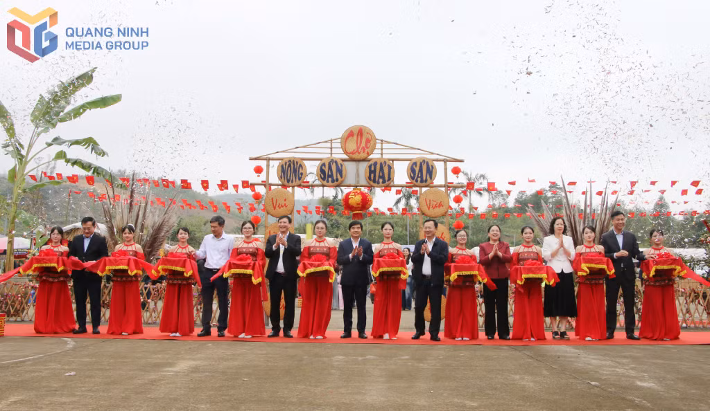 Các đại biểu cắt băng khai mạc gian trưng bày chợ quê. 