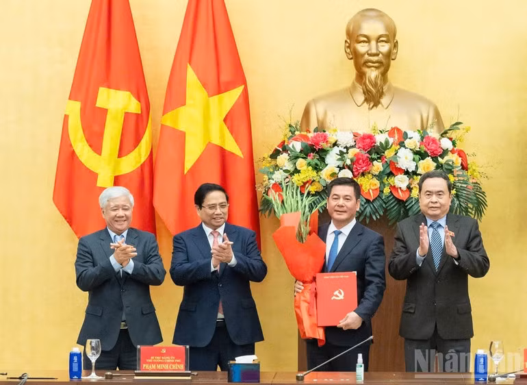 Bí thư Đảng ủy Chính phủ, Thủ tướng Chính phủ Phạm Minh Chính và Bí thư Đảng ủy Quốc hội, Chủ tịch Quốc hội Trần Thanh Mẫn tặng hoa chúc mừng đồng chí Nguyễn Hồng Diên. (Ảnh: DUY LINH)