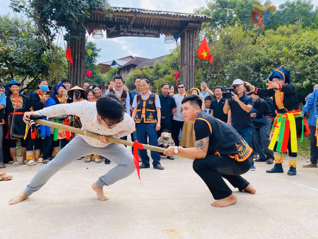 Du khách tham gia chơi các môn thể thao dân gian tại Am Váp Farm Kỳ Thượng.
