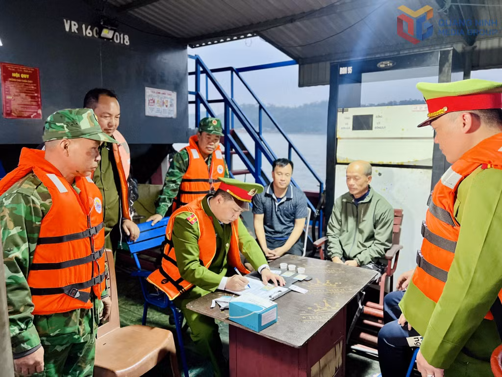 Công an xã Vĩnh Thực và Đồn Biên phòng cửa khẩu Cảng Vạn Gia phối hợp rà soát và test ma túy đối với công nhân và ngư dân làm việc trên tàu.