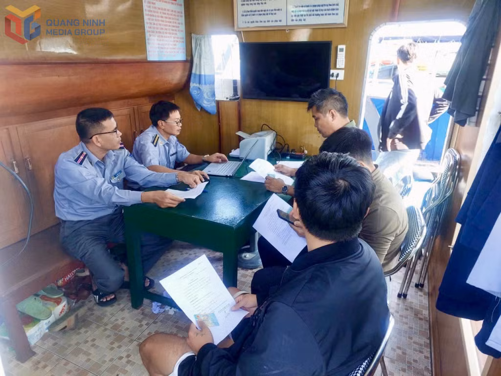 Cán bộ Chi cục biển, hải đảo và thủy sản, kiểm ngư tỉnh hỗ trợ các chủ tàu phục vụ nuôi trồng thủy sản và tàu dịch vụ khác đăng ký, đăng kiểm theo thông tư 05/2025/TT-BNNMT.
