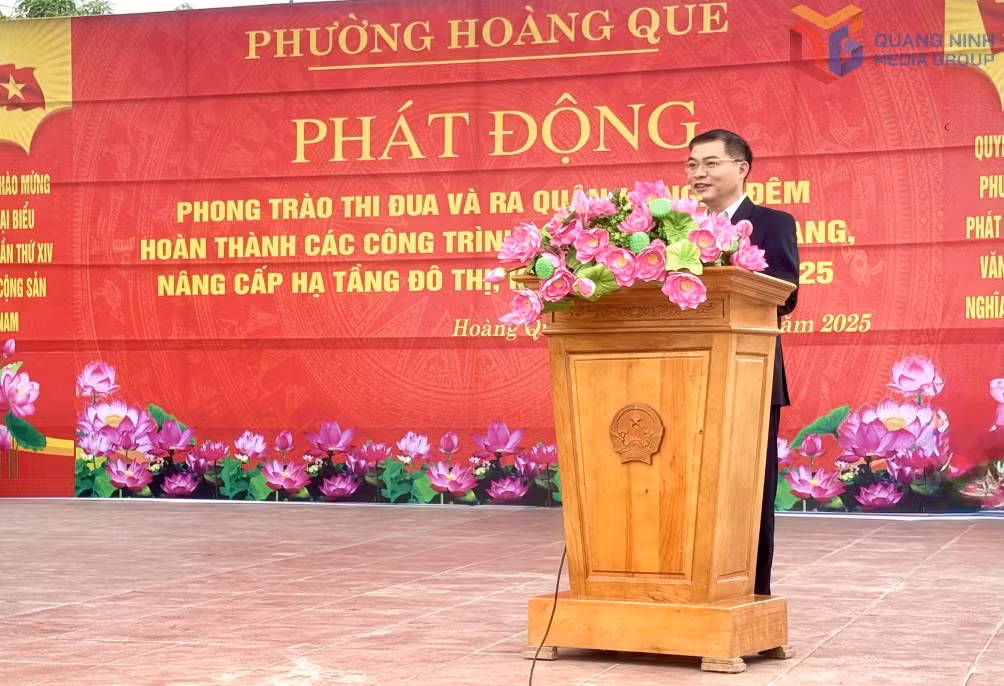 Đồng chí Lê Văn Độ, Chủ tịch UBND phường Hoàng Quế giao nhiệm vụ cho các đơn vị liên quan tại lễ phát động.