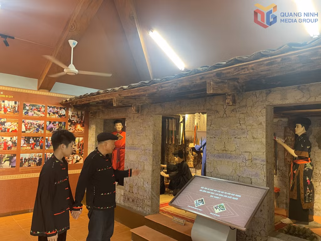 Các giá trị văn hoá của người Dao Thanh Y thông qua màn hình cảm ứng được lắp đặt ngay trong Nhà trưng bày không gian văn hóa người Dao Thanh Y (phường Yên Tử).