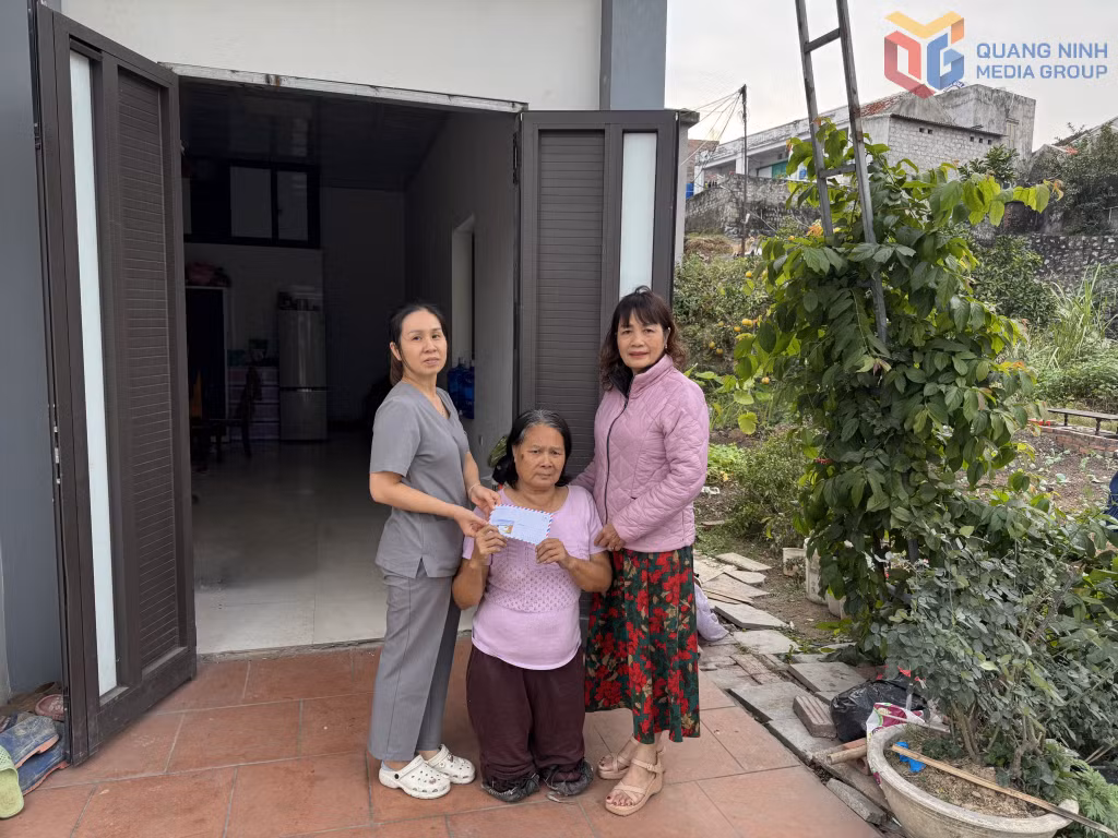 Chị Vũ Thị Thúy (ngoài cùng bên trái), khu Cao Thắng 4, phường Hà Lầm thăm hỏi, tặng quà hộ đặc biệt khó khăn trên địa bàn phường.