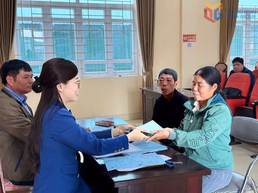 Cán bộ HND tỉnh giải ngân vốn vay cho hội viên, nông dân xã Quảng Tân.