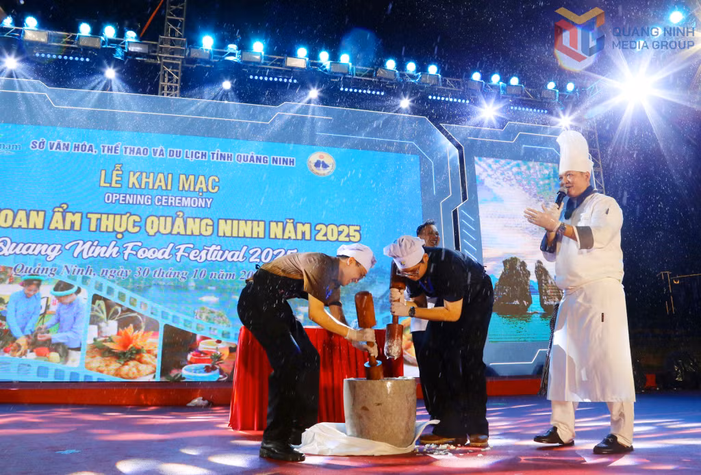 Biểu diễn nghệ thuật làm chả mực, đặc sản nức tiếng của Quảng Ninh tại Liên hoan Ẩm thực Quảng Ninh 2025 (Quảng Ninh Food Festival 2025). Ảnh: Hà Phong